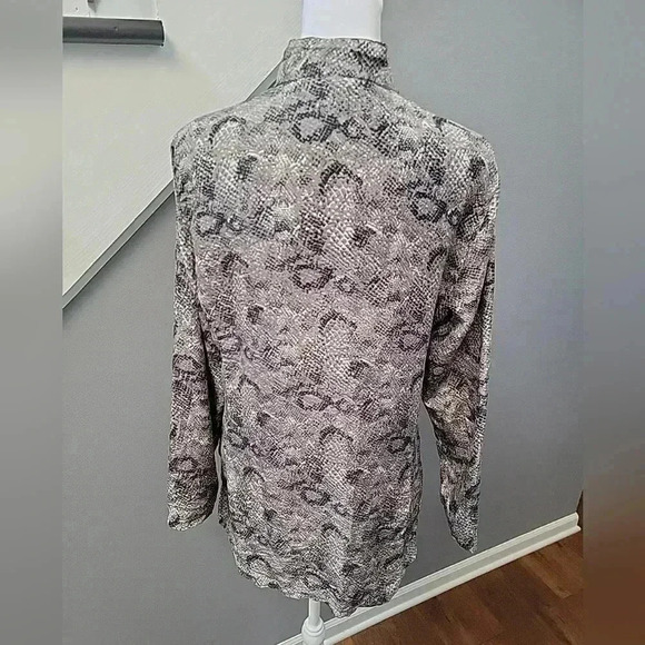 MELROSE STUDIO, 100% Silk button up Shirt Women's Size S Snake Skin Elegance - Picture 4 of 5